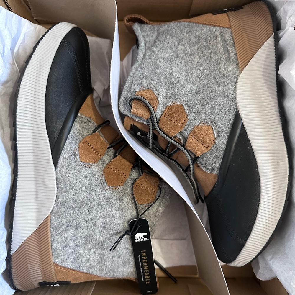 New In Box women's Sorel Out N About III boots. Size 9.5.